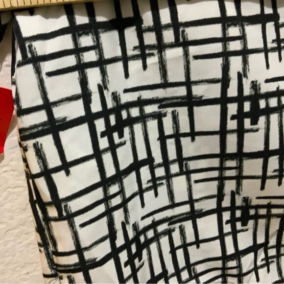 ⭐️FOREVER 21 White and Black Top size small T1 - Picture 8 of 10